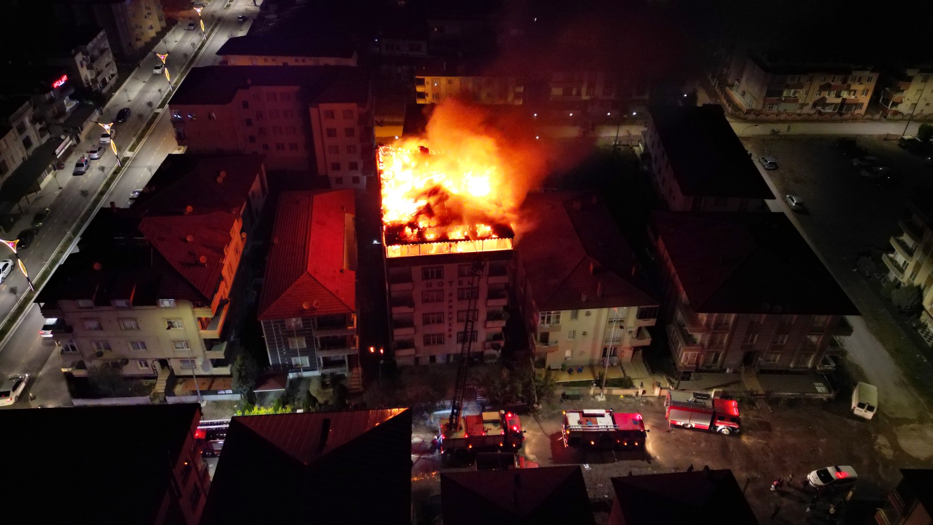 6 katlı otelin çatısı alev alev yandı