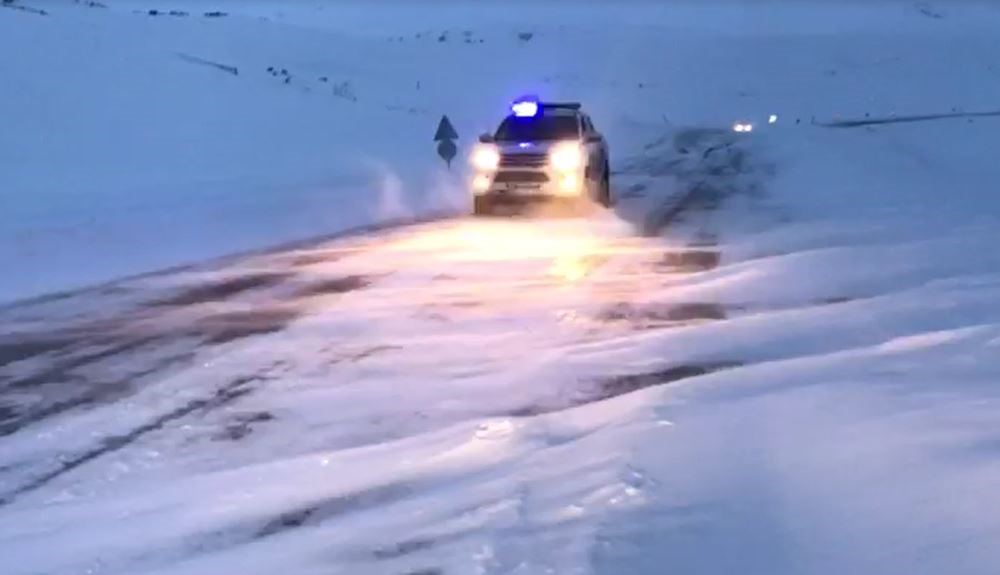 Ardahan’da yoğun kar yağışı ve tipi yolları kapattı
