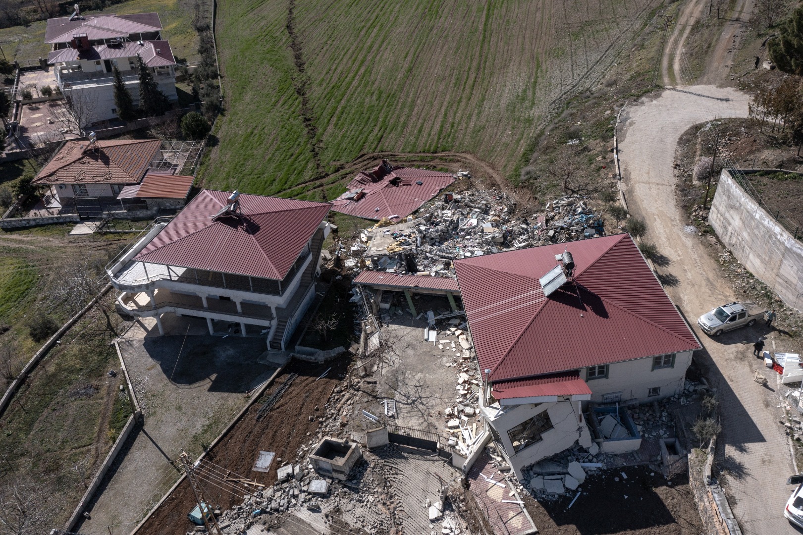Kahramanmaraş'ta deprem fay hattı mahalleyi ikiyi böldü