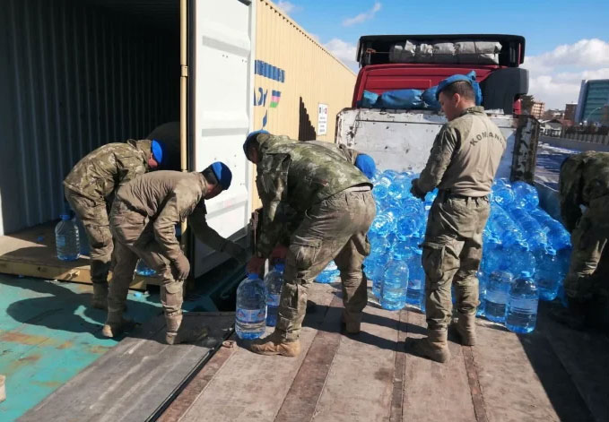Askerler, deprem bölgelerine içme suyu taşıdı