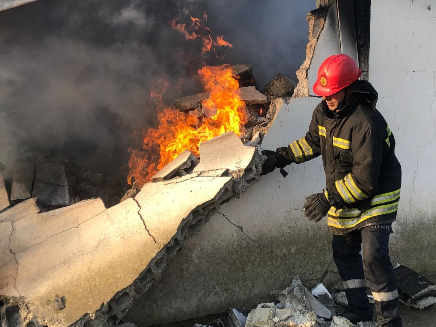 Şırnak'ta bir fabrika alev alev yandı