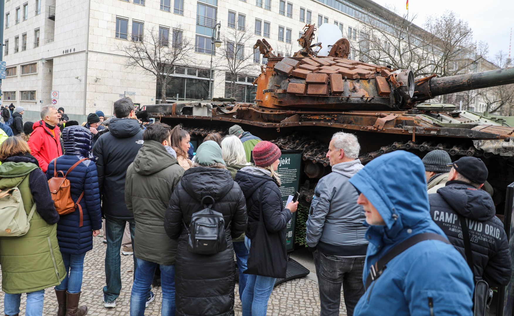 Rusya'ya tanklı protesto. Berlin Büyükelçiliği'nin önüne tahrip edilmiş tank bıraktılar