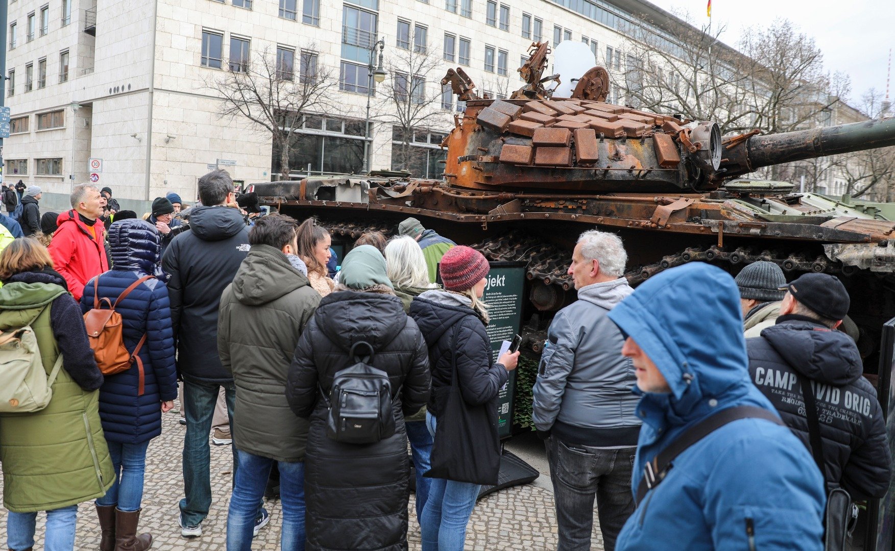 Rusya'ya tanklı protesto. Berlin Büyükelçiliği'nin önüne tahrip edilmiş tank bıraktılar