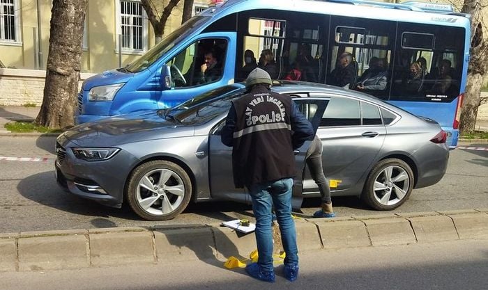 Trafik ışıklarında duran otomobile silahlı saldırı