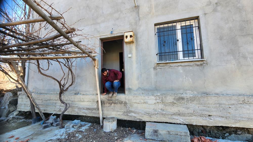 Deprem evi 2 metre taşıdı 