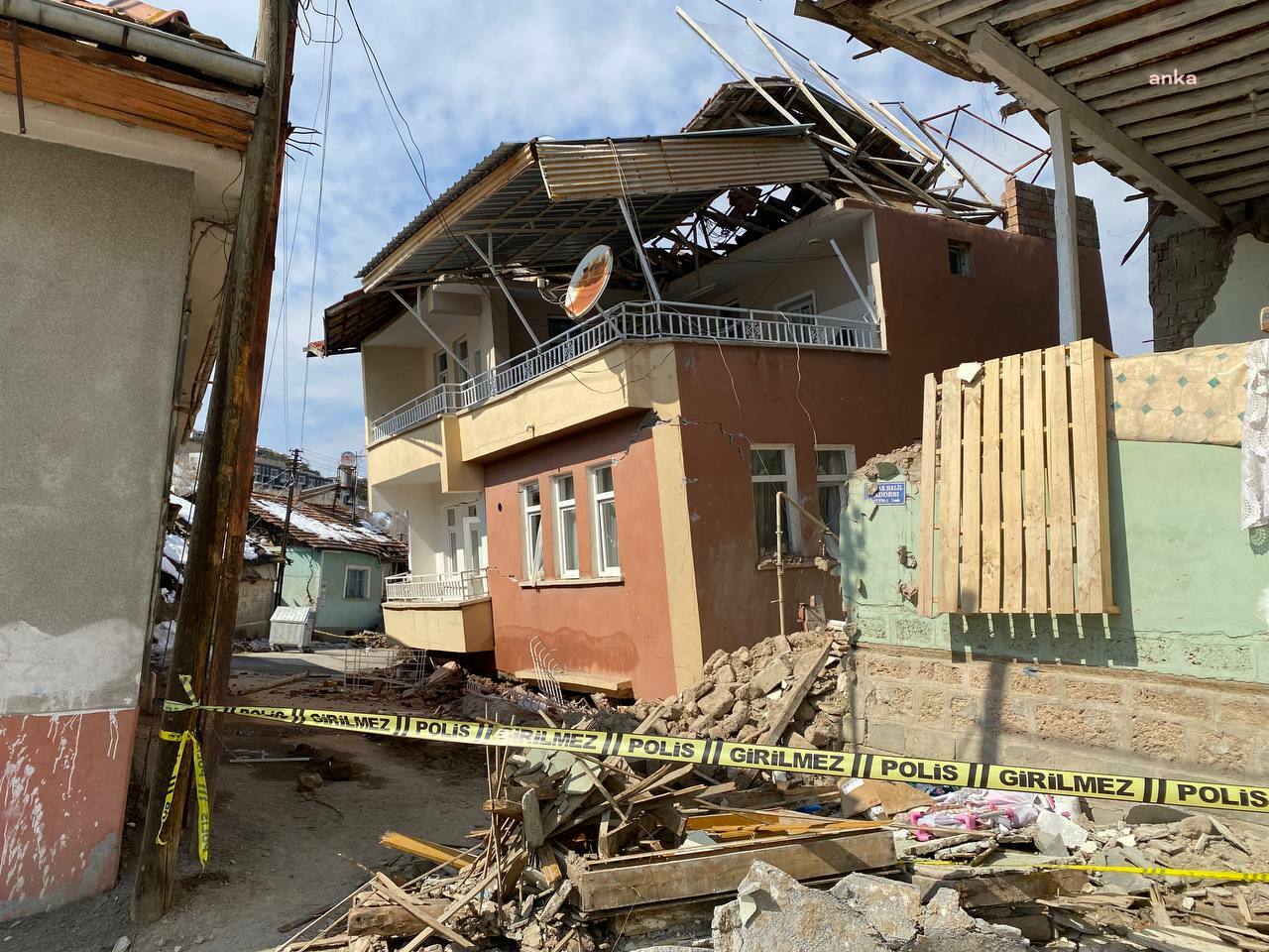Malatyalı depremzede: Biz evimizden vazgeçtik lakin karşı komşumuzun evine zarar gelecek endişesindeyiz