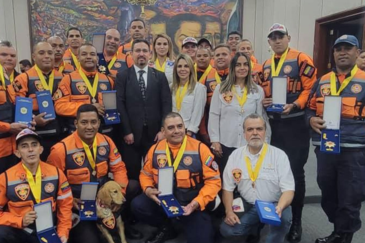 Maduro'dan Türkiye'de arama kurtarma çalışmalarına katılan ekibe madalya