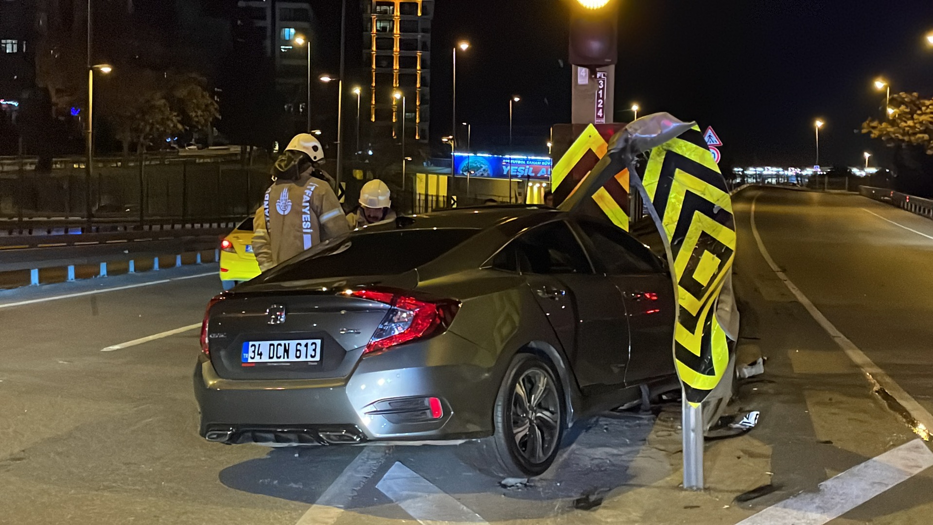 Kadıköy'de otomobil bariyere saplandı: 3 yaralı