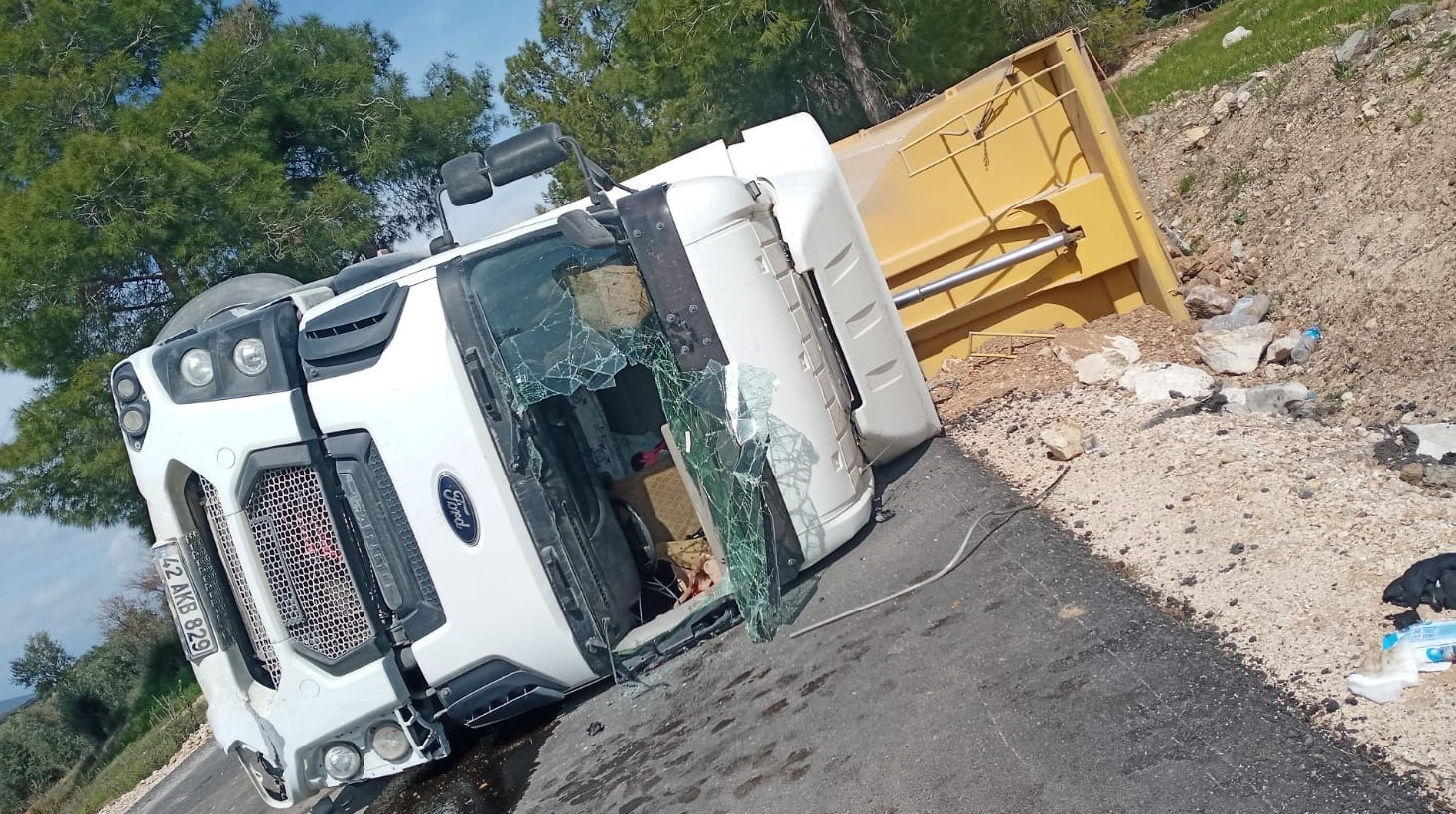 Antalya'da kamyon devrildi: 1 yaralı