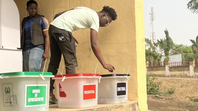 Nijerya'daki genel seçimlerde dün bazı bölgelerde ertelenen oylama bugün yapılıyor