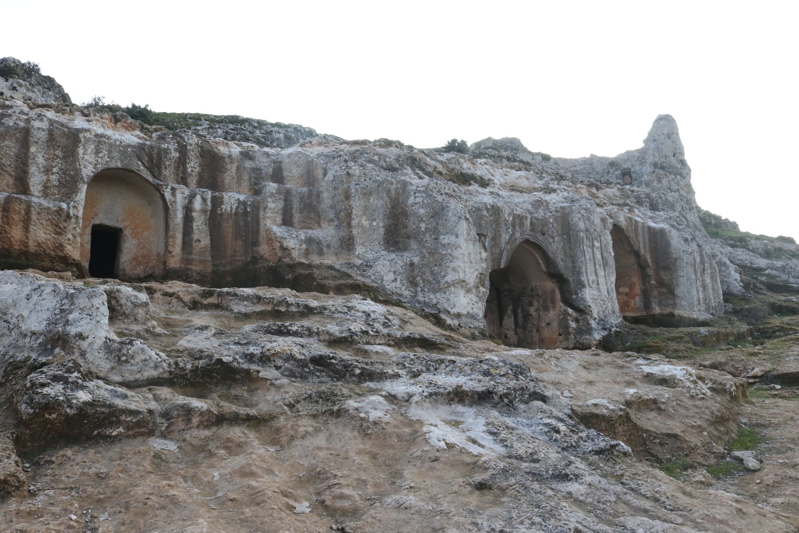 'Gelinler Dağı'ndaki tarihi kaya mezarları, depremlerde hasar görmedi