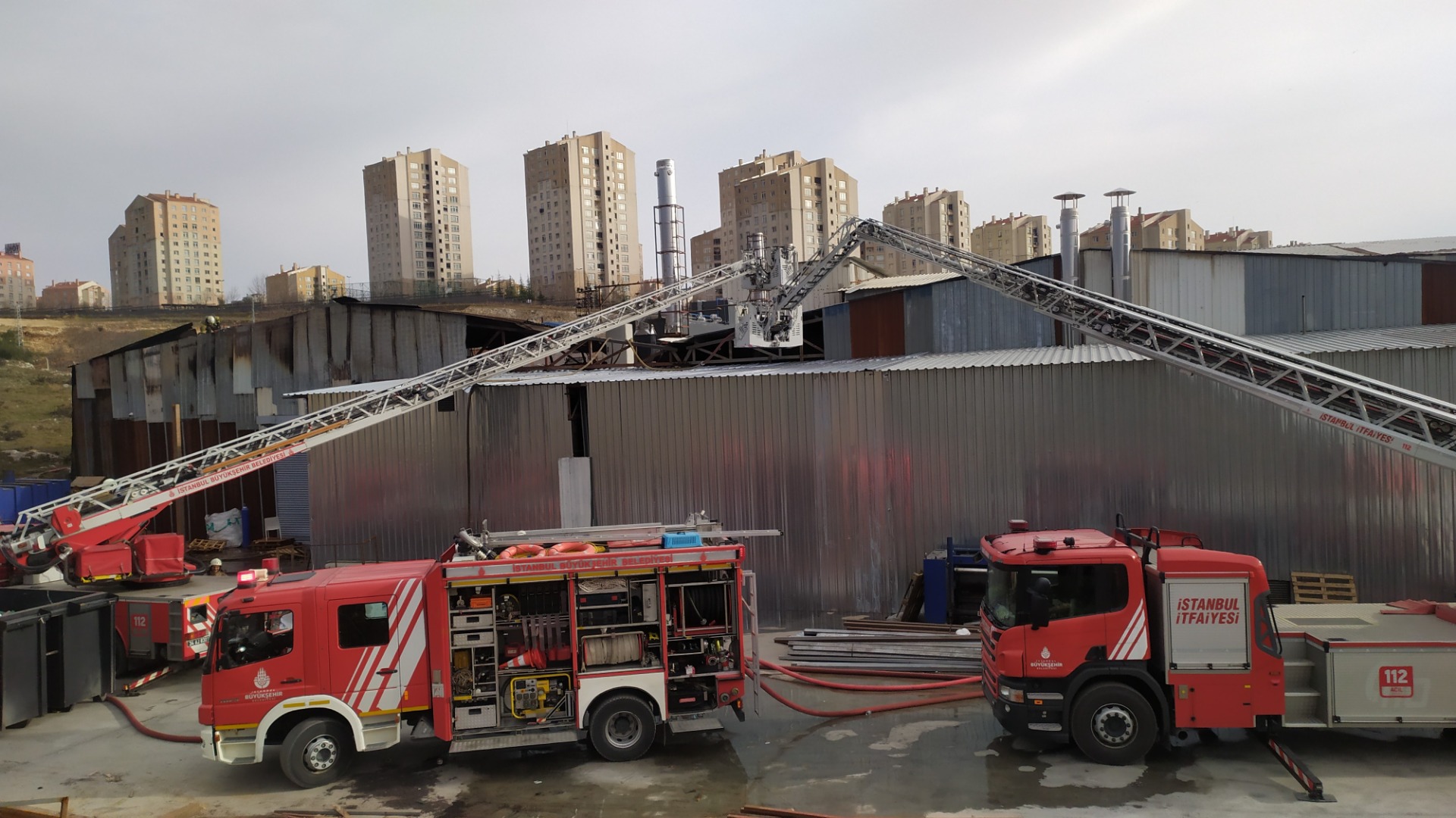 Başakşehir’de tekstil fabrikası alev alev yandı   