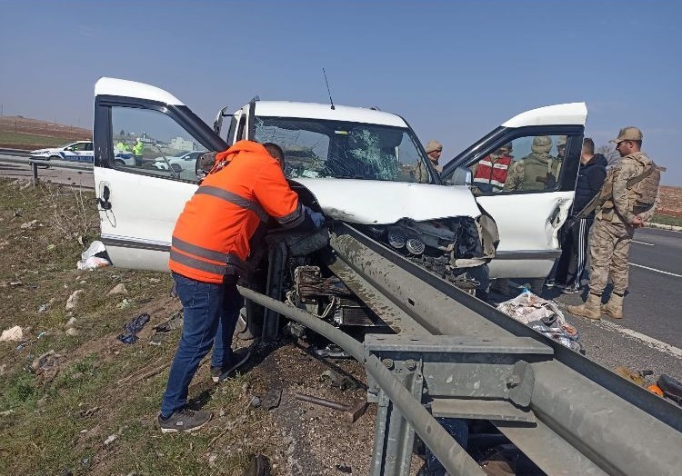 Mardin'de kamyonet bariyerlere ok gibi saplandı: 2 ölü, 3 yaralı 