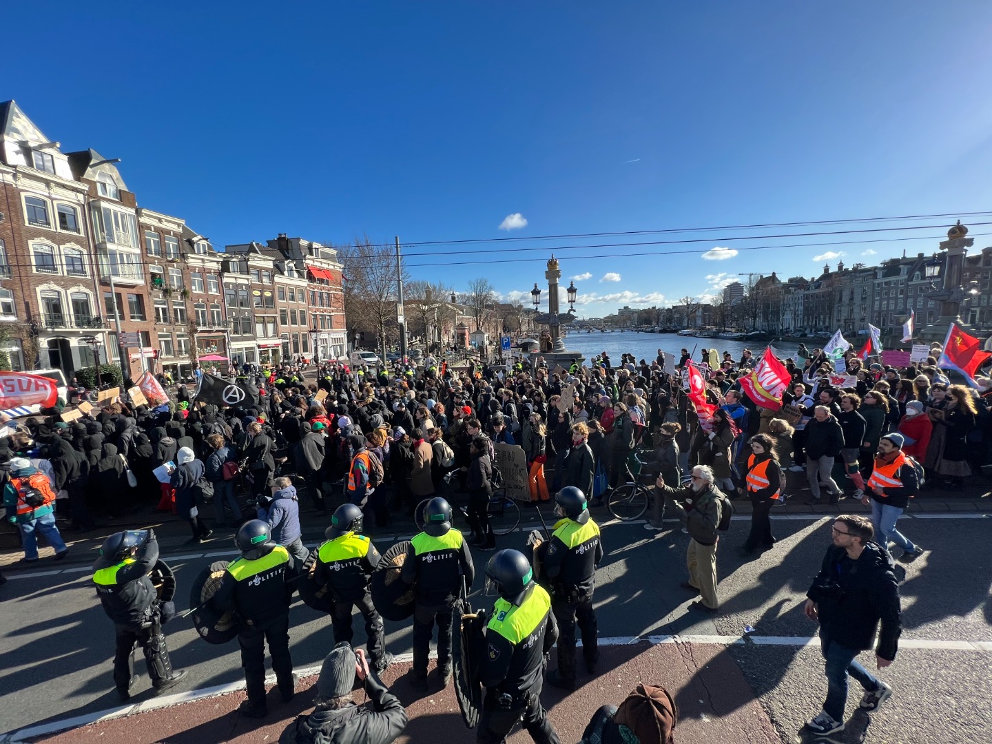Amsterdam’da yüksek kiralar protesto edildi