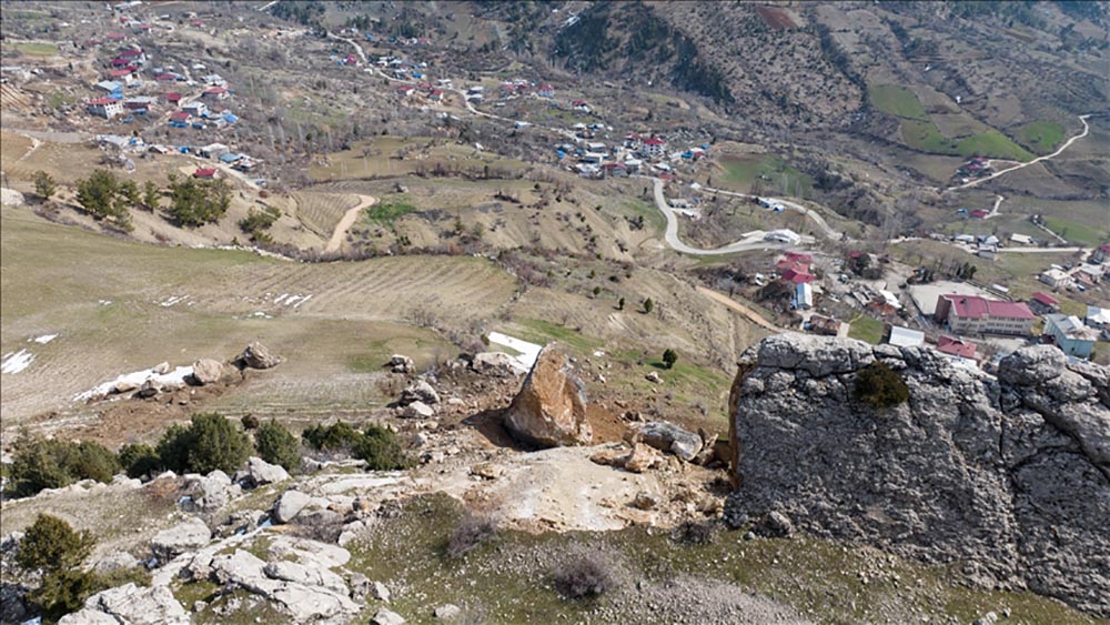 Depremde kopan kaya parçaları mahalleye korku saçıyor