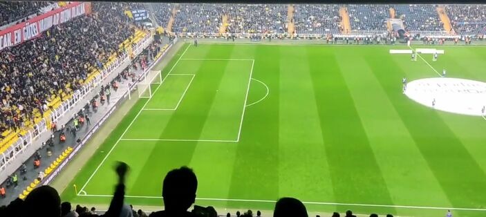 Beşiktaş'ın sahaya attığı oyuncaklar dünya basınında