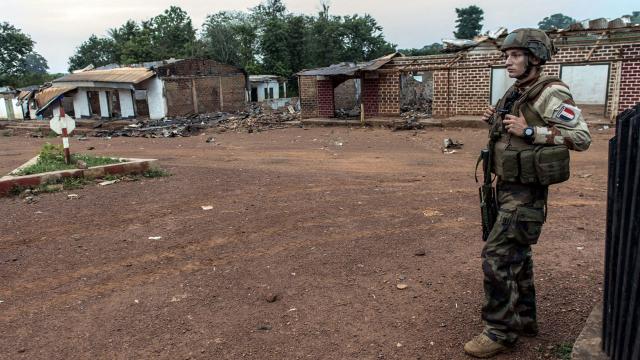 Macron: Afrika’daki Fransız askeri üslerini azaltacağız