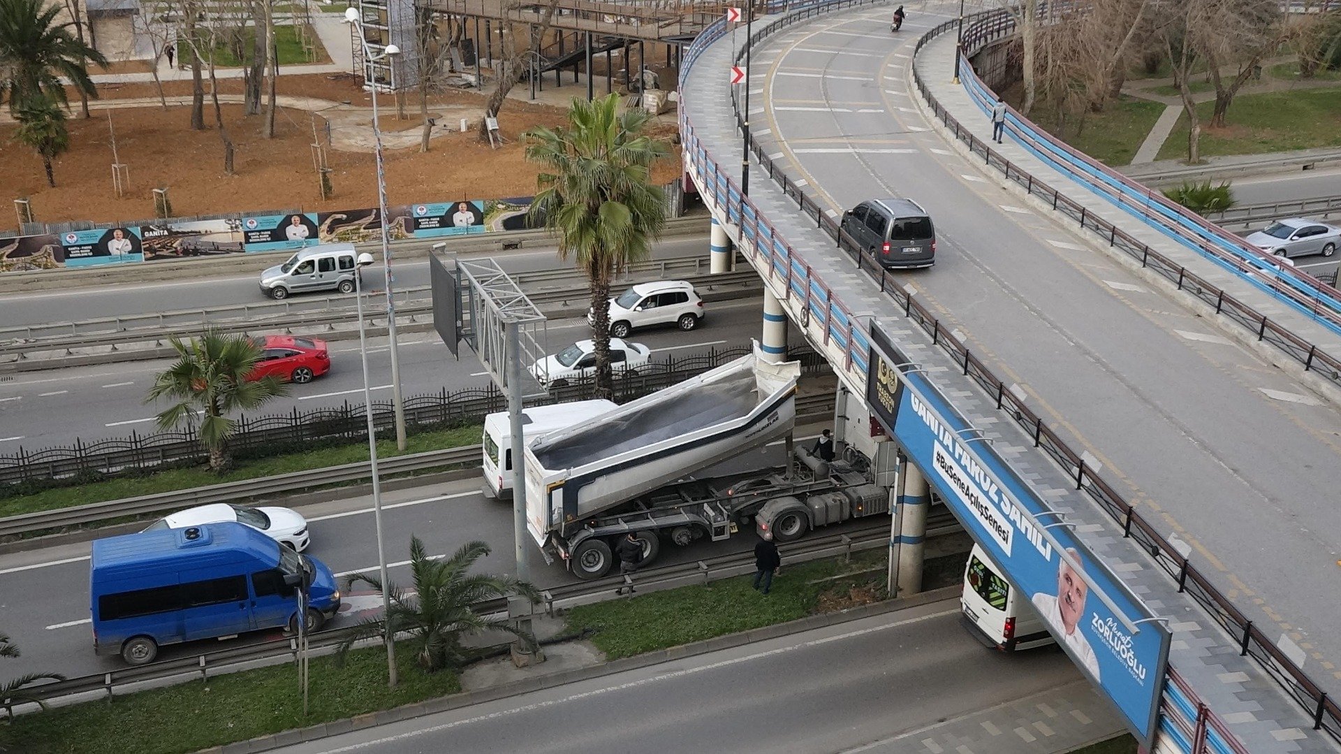 Hafriyat kamyonunun açılan damperi köprüye çarptı