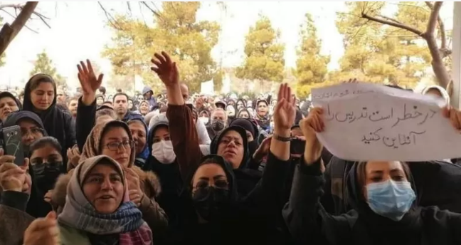 İran 700 kız öğrencinin zehirlendiği iddiasıyla çalkalanıyor