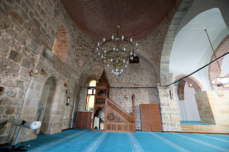 Hatay’da tarihi cami depremde ayakta kaldı