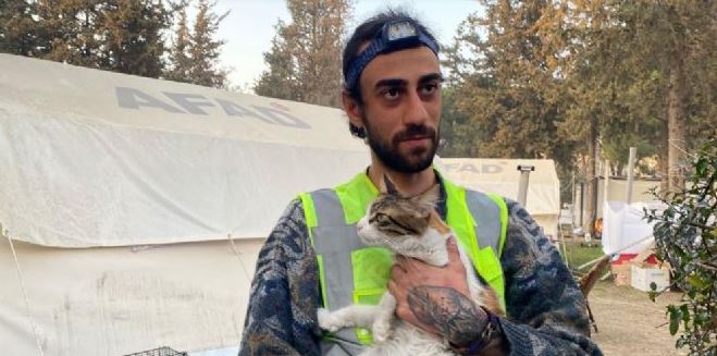 Deprem bölgesinde 50 hayvanı kurtardı