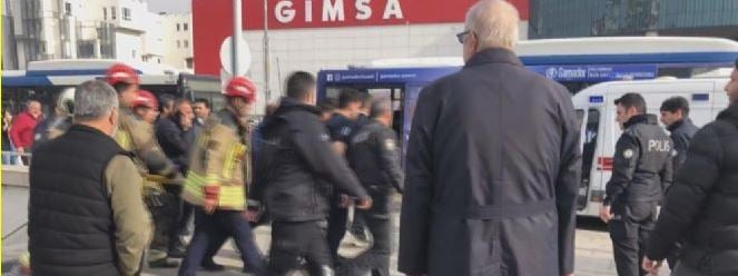 Metro istasyonunda büyük panik. Liseli kız raylarda 