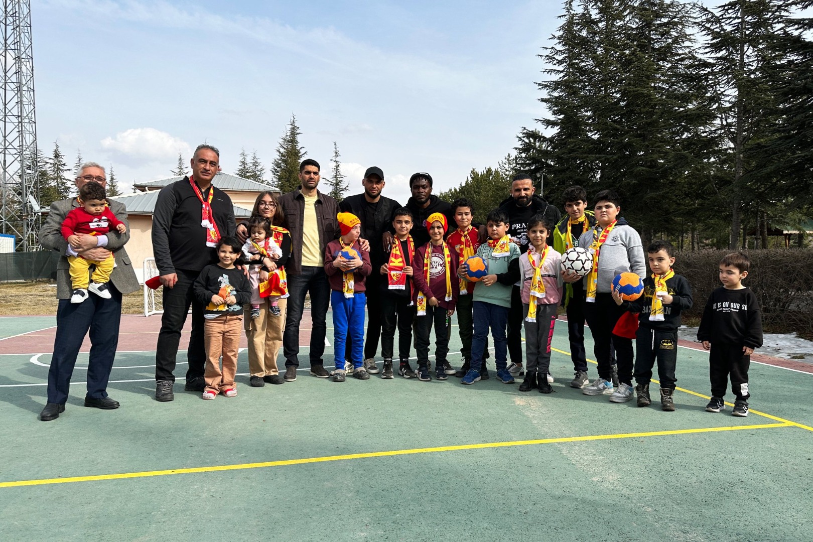 Kayserispor futbolcularından depremzede çocuklara ziyaret
