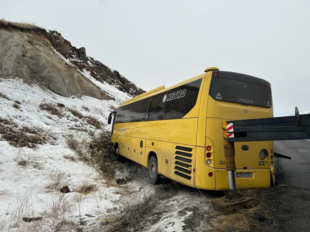 Otobüs dağa çarptı