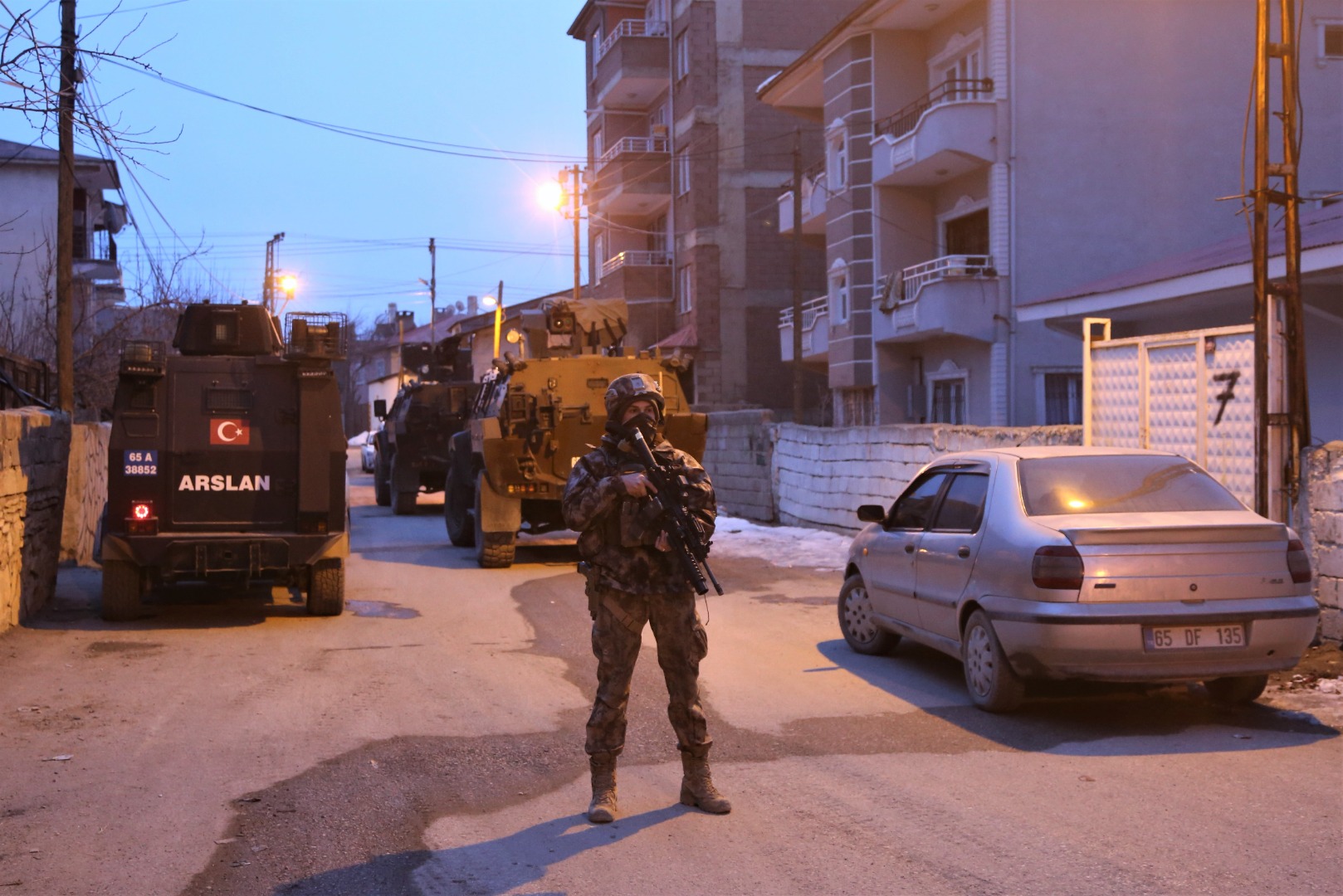 Van ve Bitlis'de operasyon. Gözaltılar var