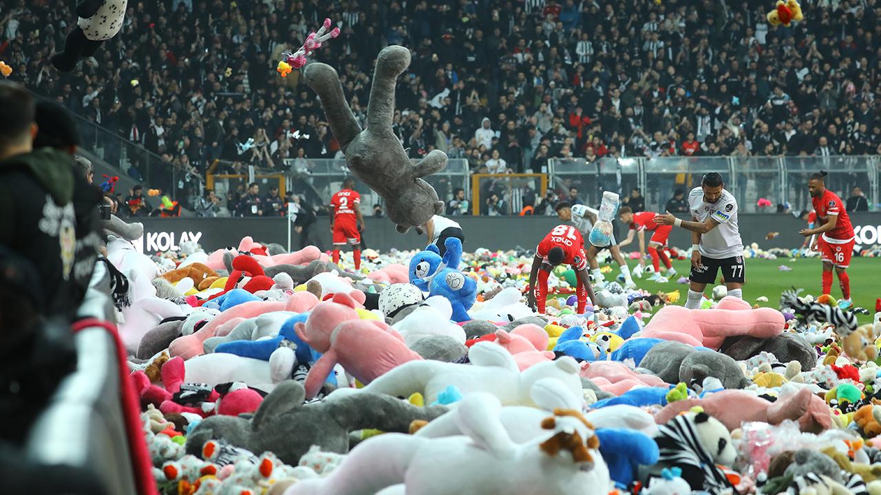 Beşiktaş taraftarının sahaya attığı oyuncaklar Kahramanmaraş'a ulaştı