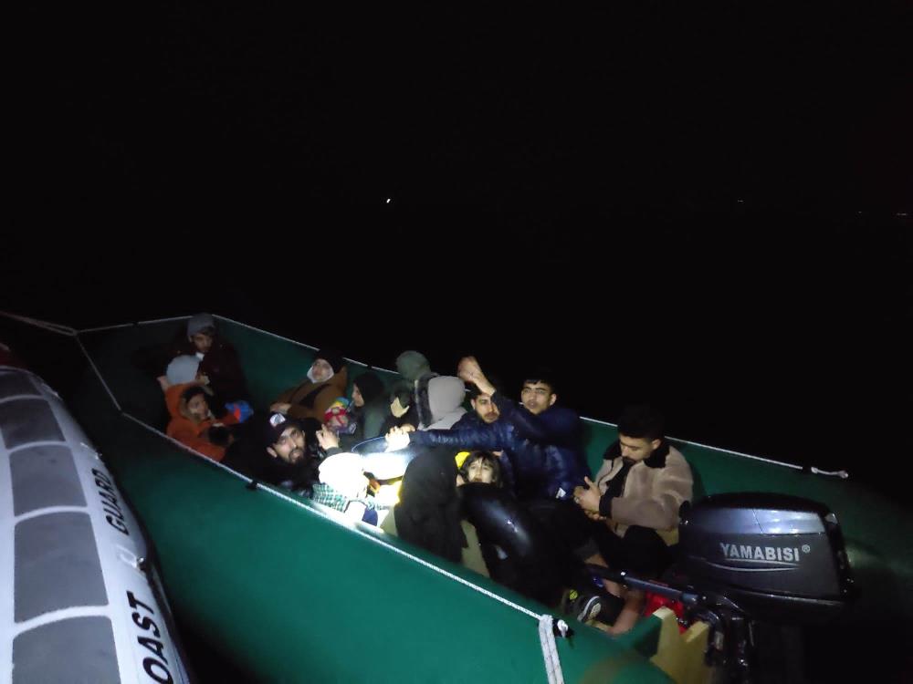 Motoru arızalanan lastik bottaki göçmenleri Sahil Güvenlik kurtardı