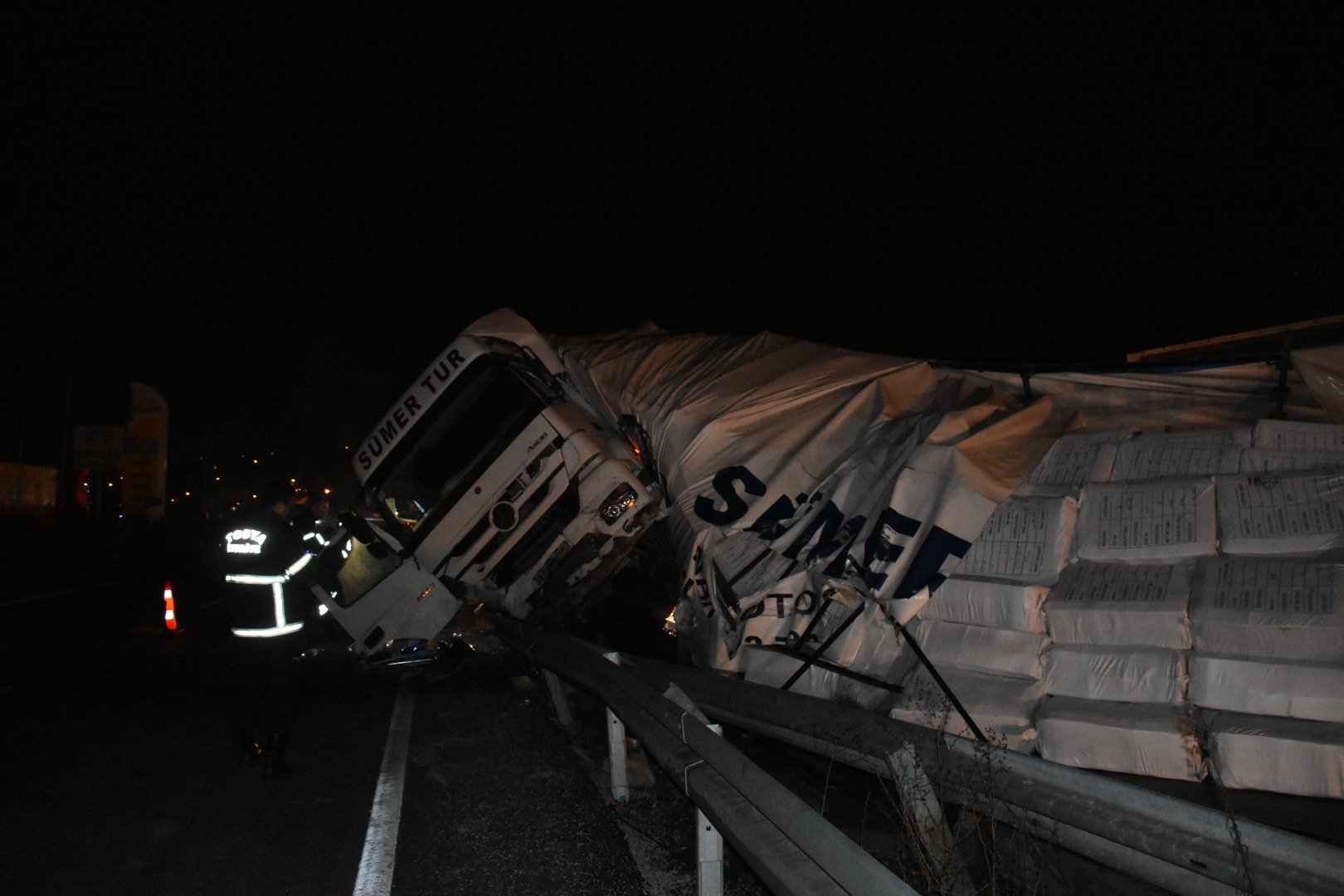 Hayvana çarpmamak için direksiyonu kırdı. TIR devrildi