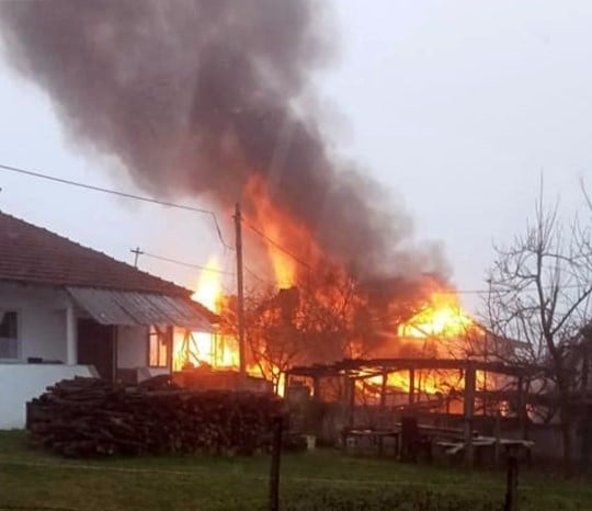 Sakarya’da iki katlı ev alev alev yandı