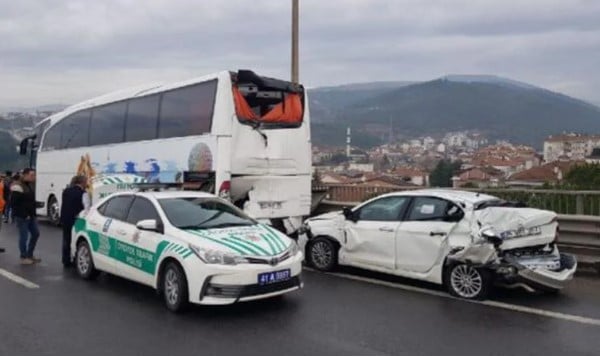 TEM'de 23 araç birbirine girdi. Yaralılar var