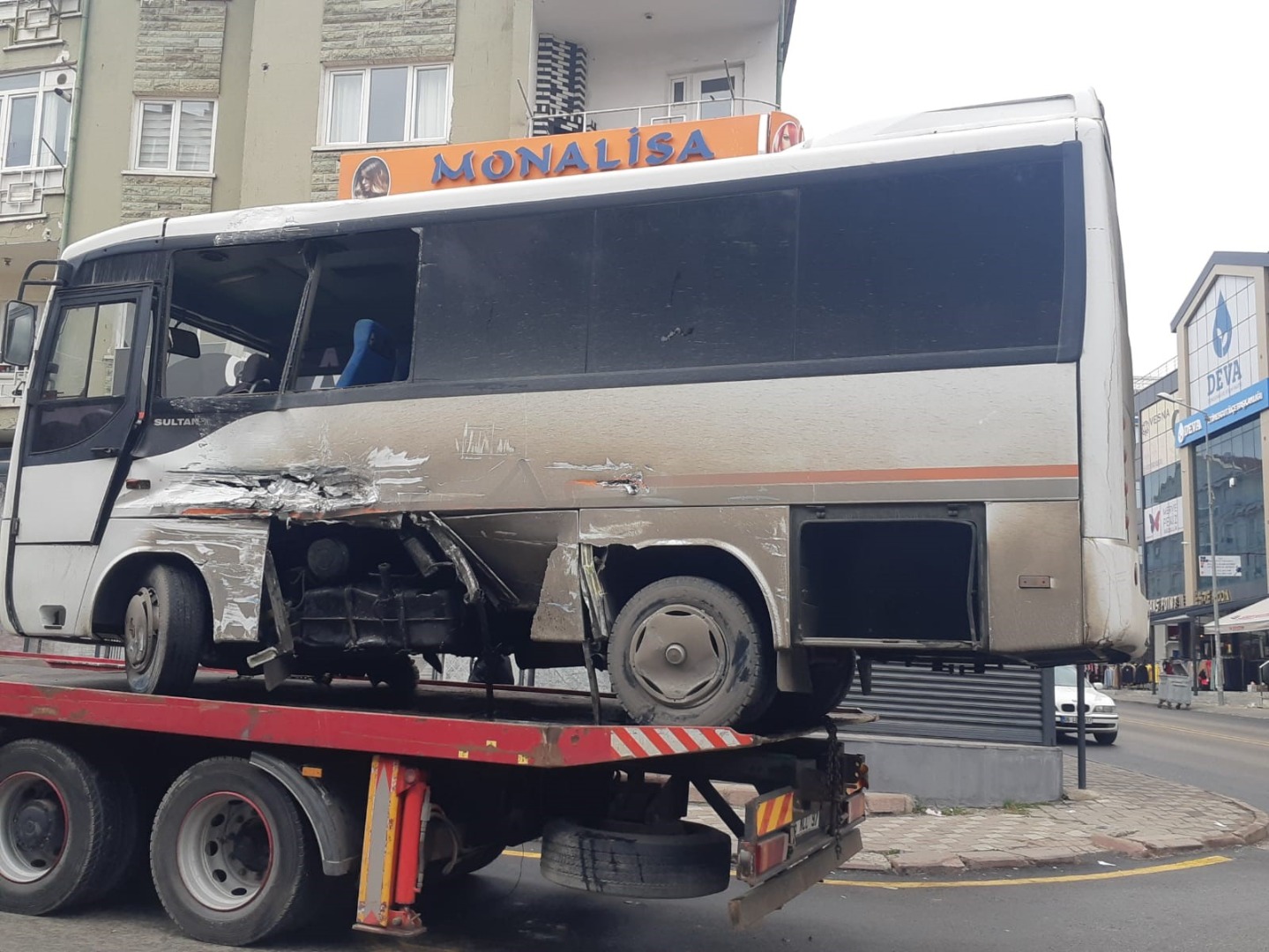 Ankara'da otobüs ile minibüs çarpıştı: 4 yaralı