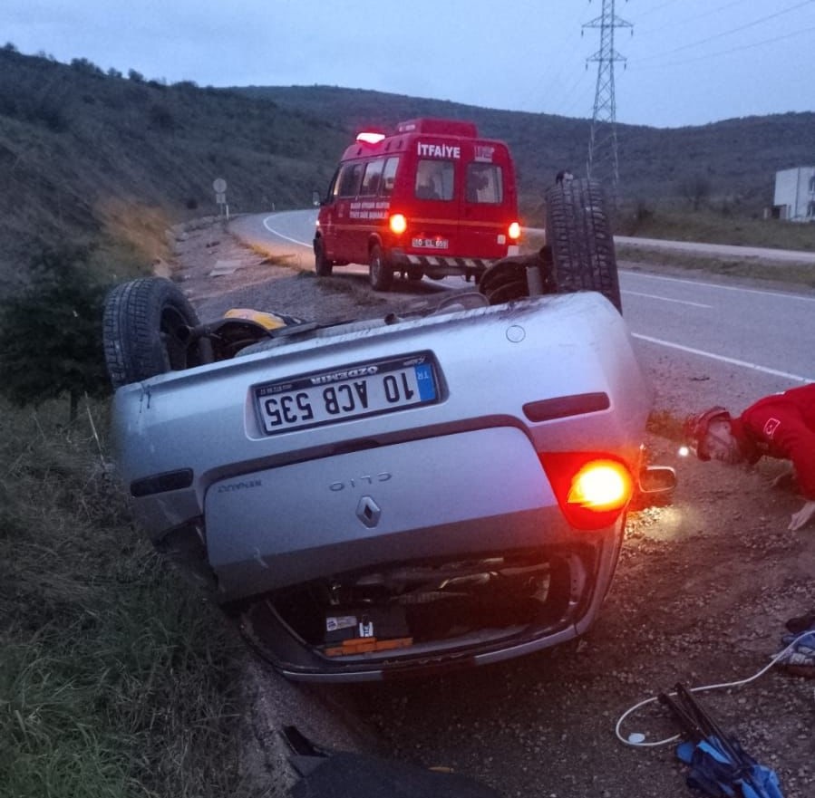 Gönen'de otomobil takla attı, 3 kişi yaralandı   