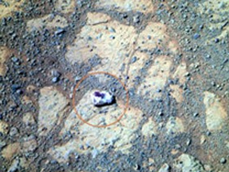 Mars'ta gizemli taş!