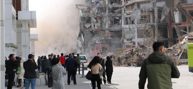 89 kişinin öldüğü iş merkezi bir dokunuşta yıkıldı