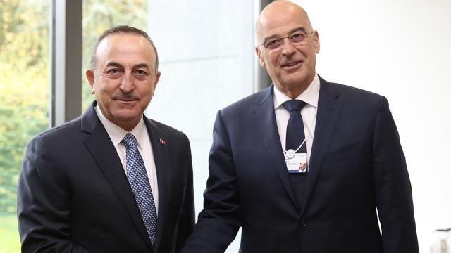 Bakan Çavuşoğlu, Yunan mevkidaşı ile görüştü