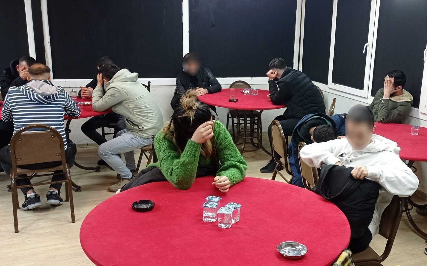 İzmir'de kumar operasyonu: 43 kişiye para cezası