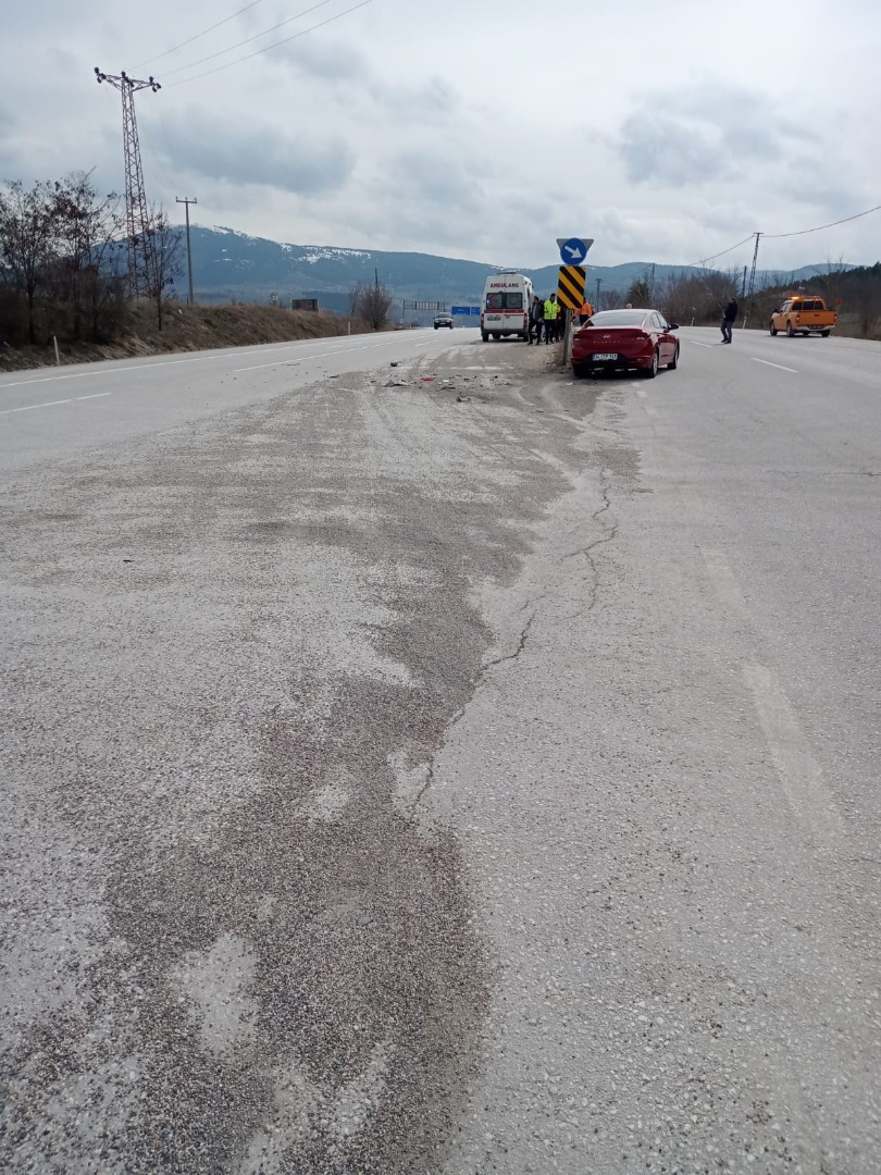 Karabük'te iki otomobil çarpıştı: 3 yaralı   