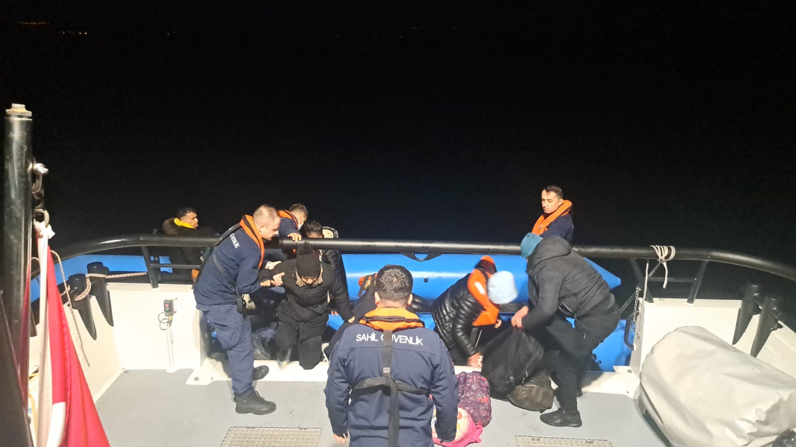 Ayvalık açıklarında 33 göçmen yakalandı