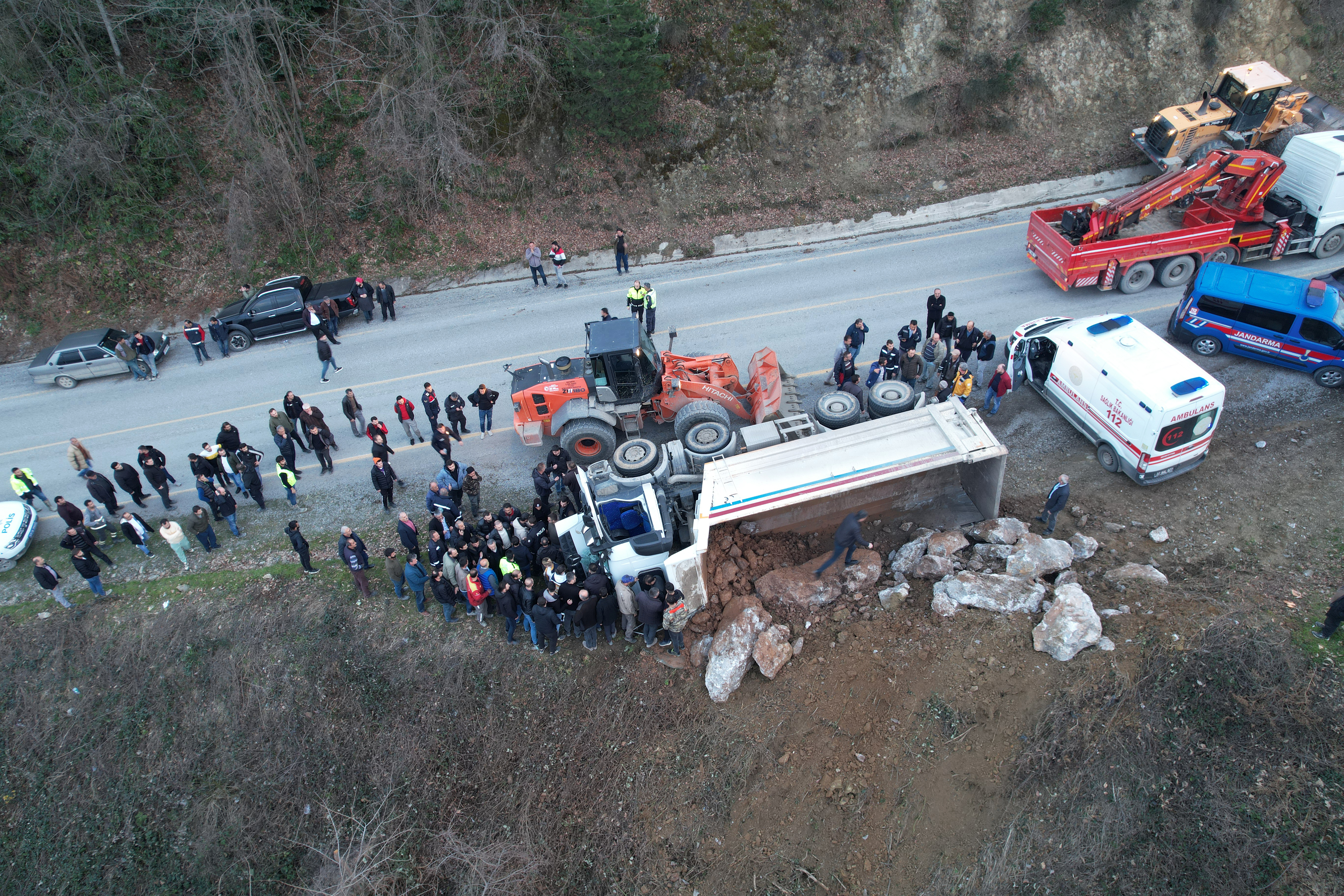Kastamonu'da devrilen kamyonun sürücüsü hayatını kaybetti