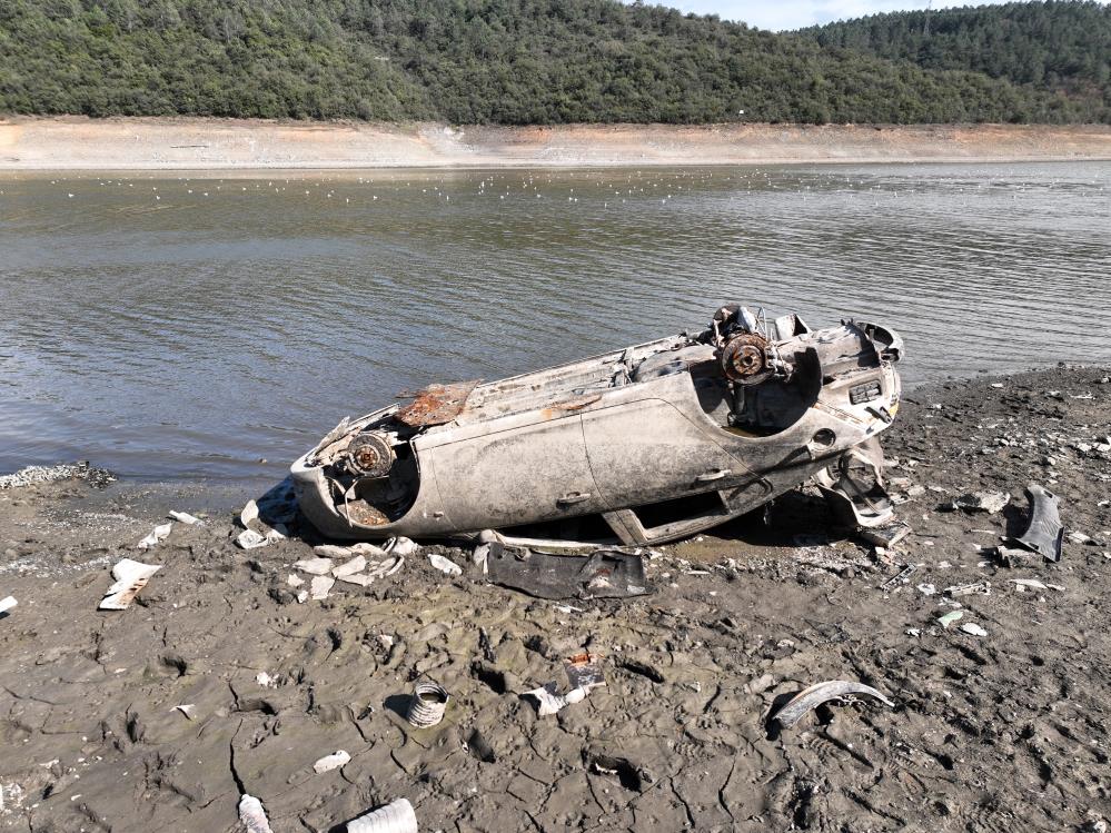 Alibey Barajı'ndaki sular çekildi. Yüzeydeki araçlar kaldırılamadı