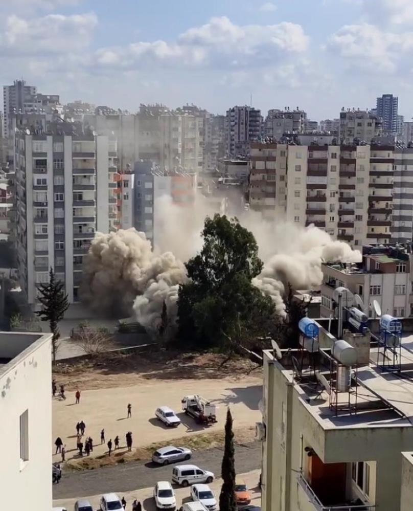 Adana'da 14 katlı bina kontrollü yıkıldı. Depremden sonra ağır hasar almıştı