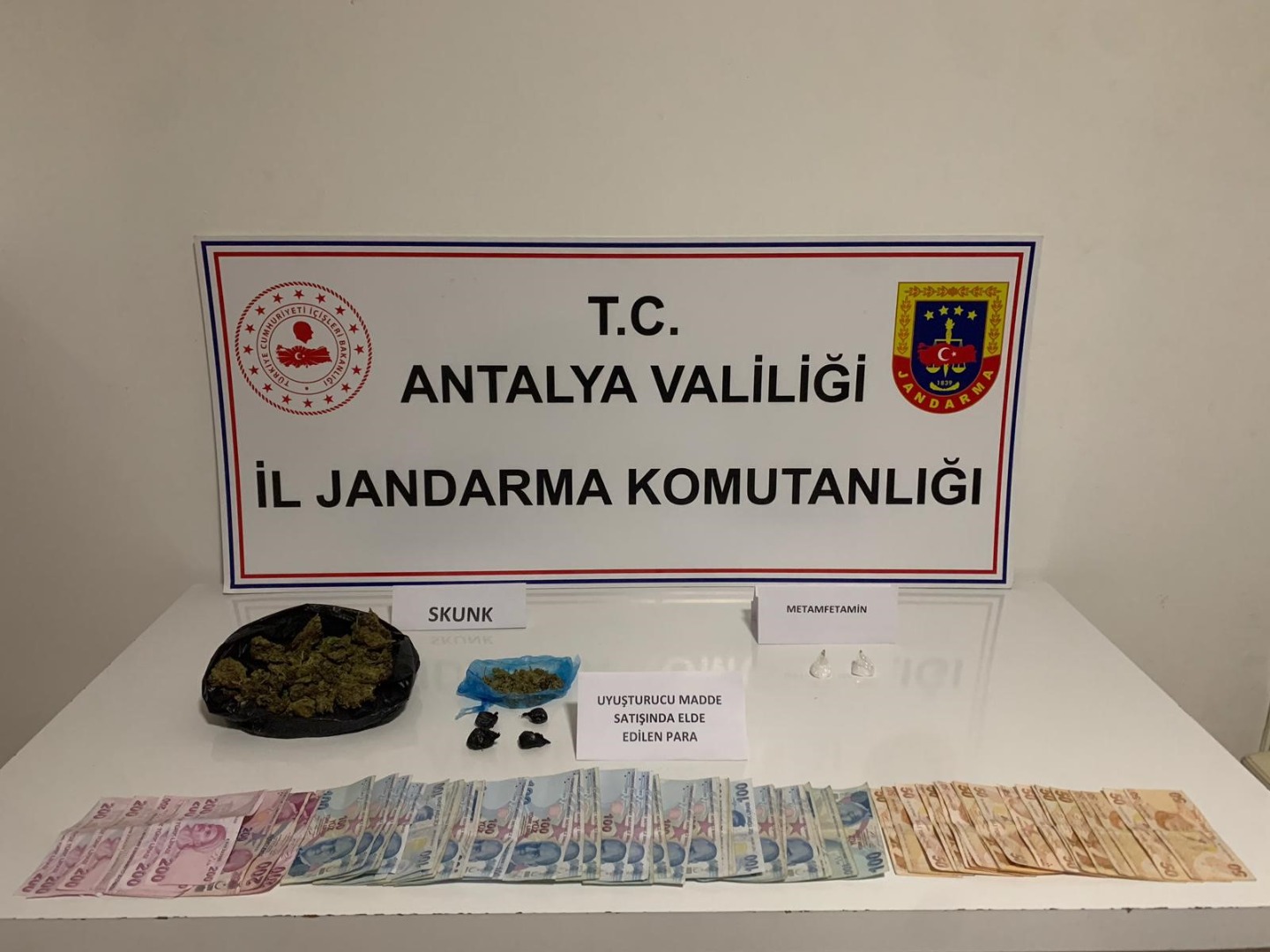 Antalya'da uyuşturucu operasyonu: 3 gözaltı