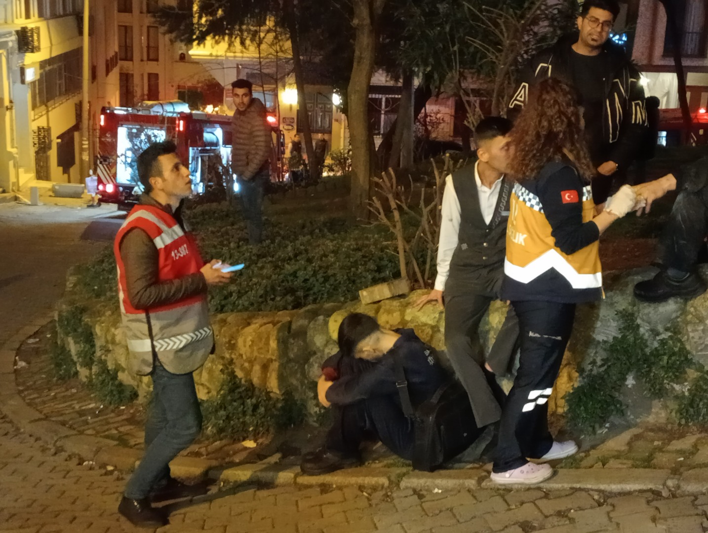 Beyoğlu’nda lüks otelde yangın: Çok sayıda çalışan dumandan etkilendi