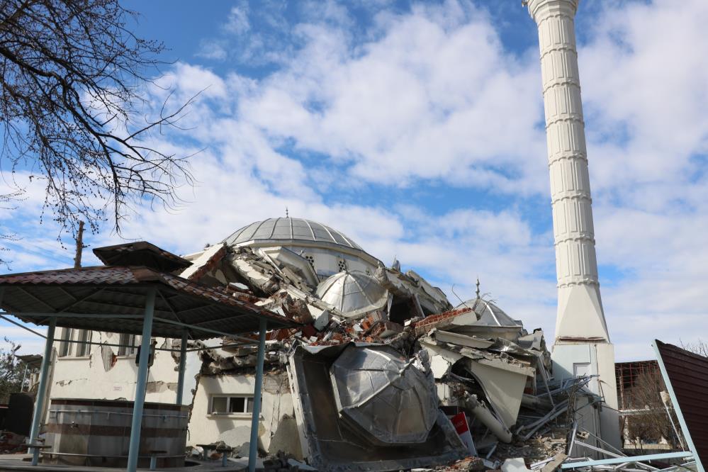 Deprem sonrası cami yıkıldı minaresi dimdik ayakta kaldı