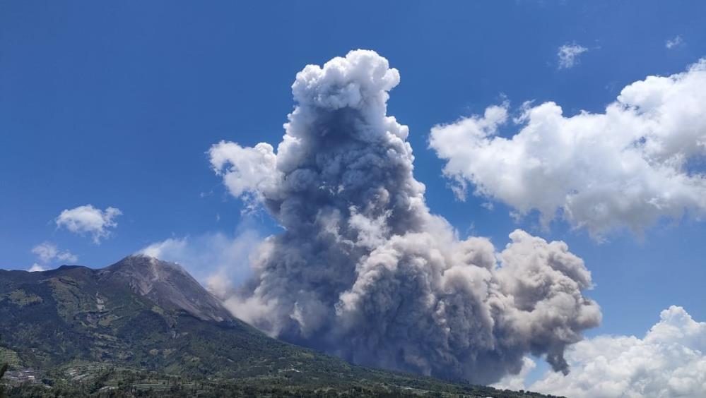 Endonezya’daki Merapi Yanardağı'nda patlama