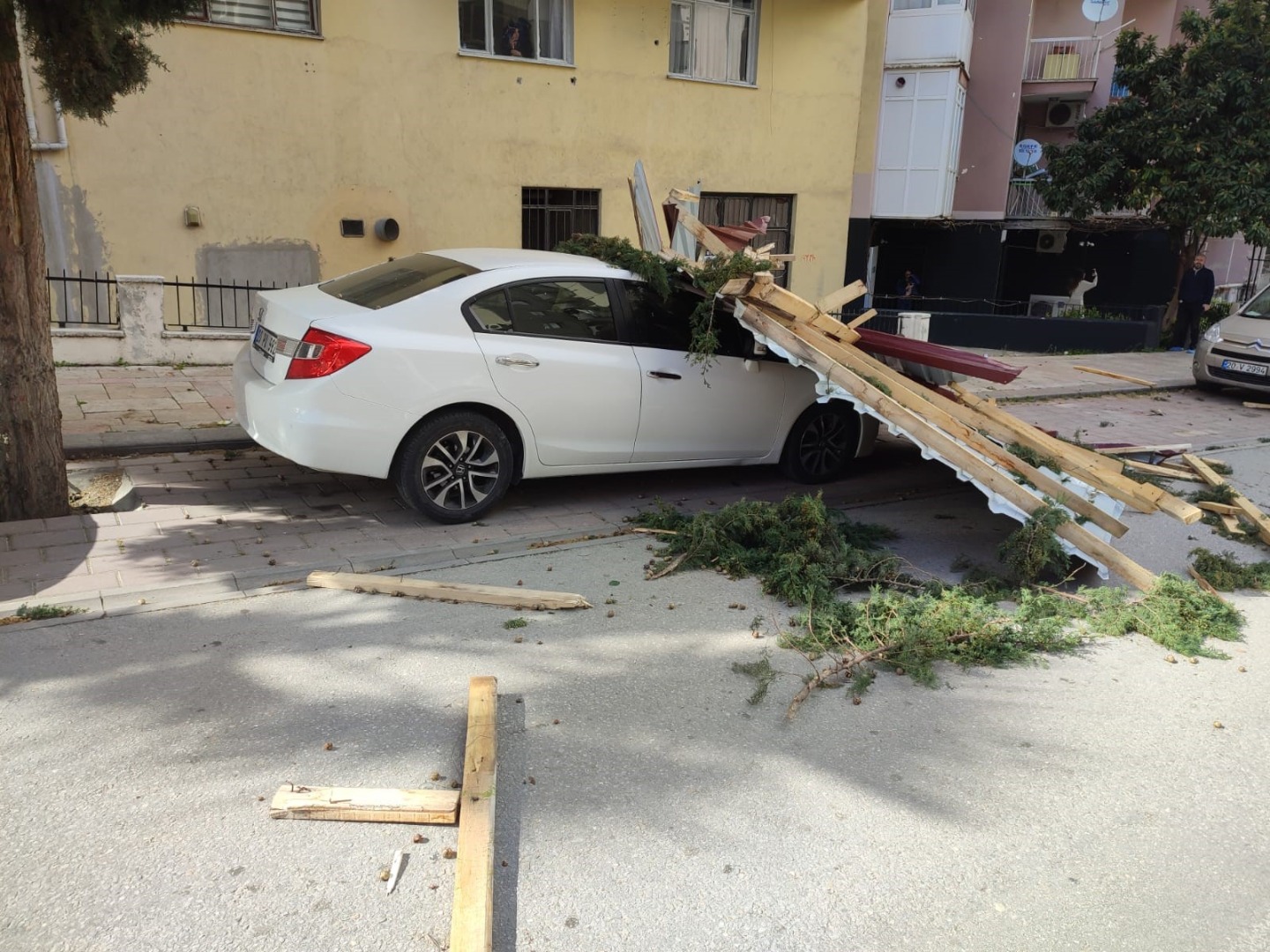 Fırtına evlerin çatısını uçurdu: Araçlar hasar gördü
